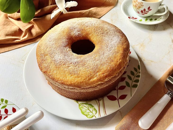 Bolo de fubá simples e fácil pronto para servir.