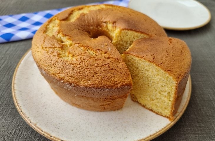 Um bolo de fubá muito fácil para um lanche rápido