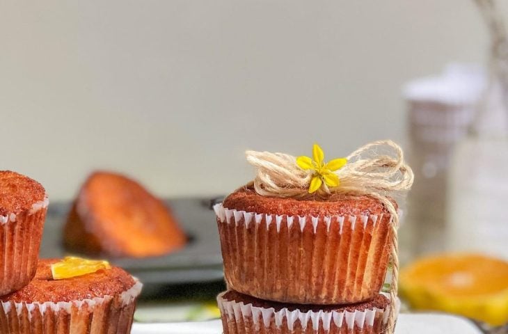 Bolo de fubá com laranja e coco