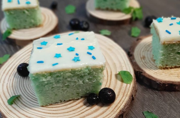Bolo de gelatina tutti-frutti