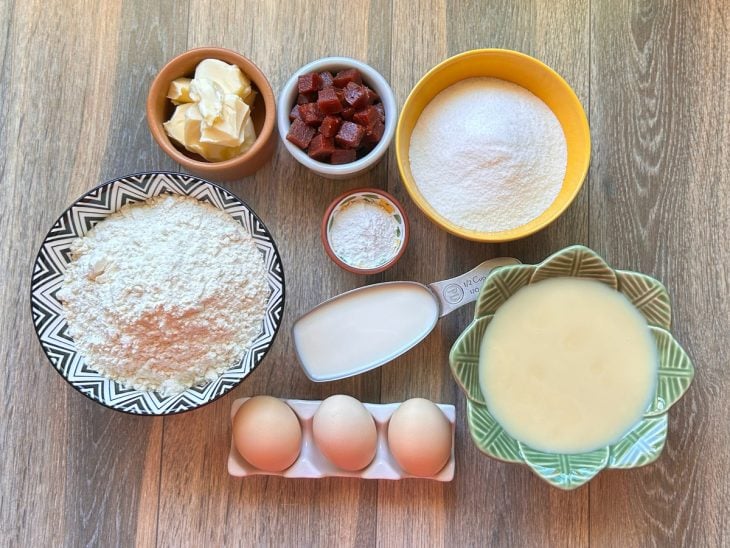 Ingredientes para a receita de bolo de goiabada com leite condensado.