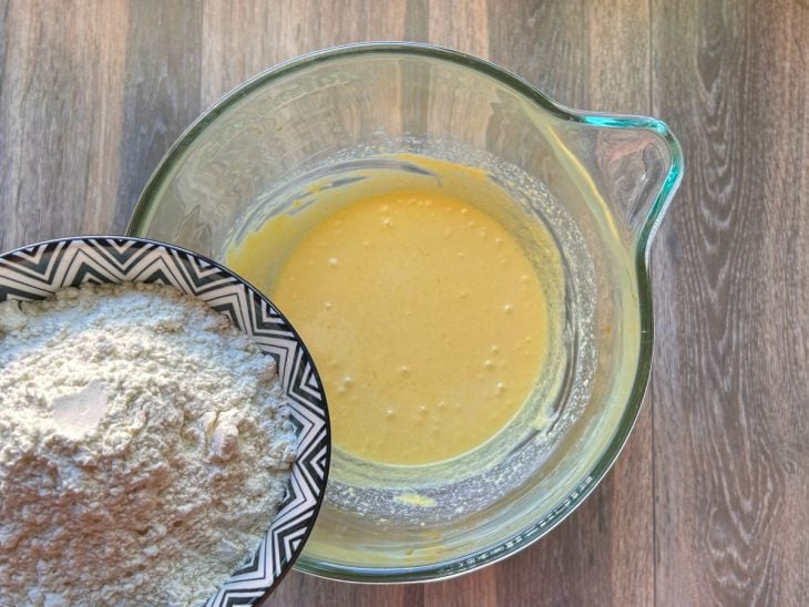 Leite e farinha de trigo adicionados ao creme de gemas, açúcar e manteiga.