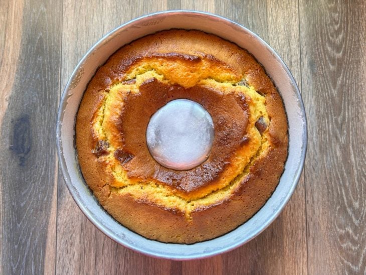 Bolo de goiabada com leite condensado assado.