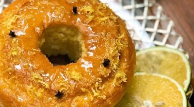 Bolo de grão-de-bico com calda de laranja