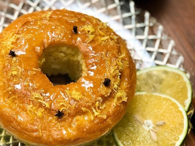 Bolo de grão-de-bico com calda de laranja