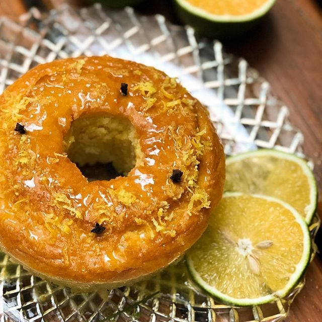 Bolo de grão-de-bico com calda de laranja