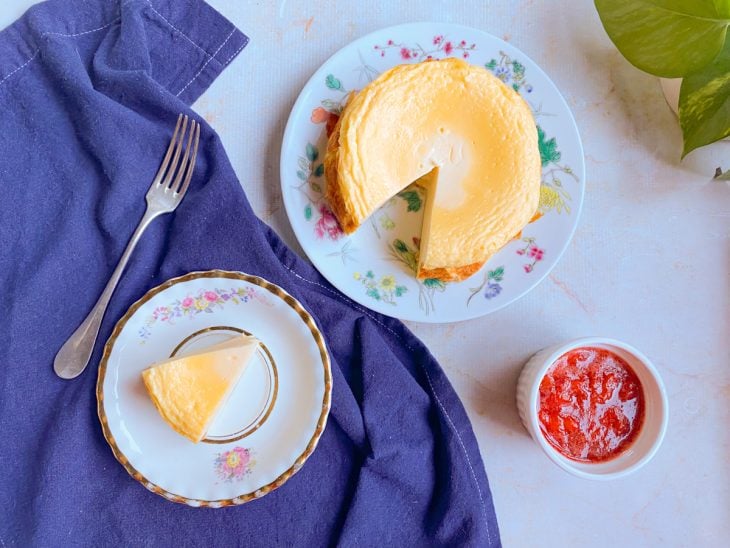 Bolo de iogurte com 3 ingredientes servido com geleia.