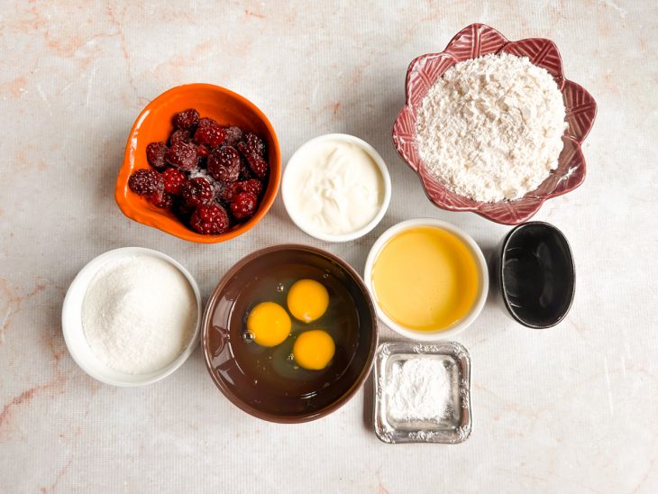 Ingredientes reunidos na bancada.