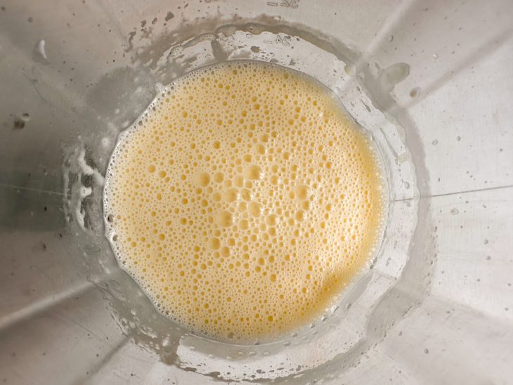 Ovos, baunilha e açúcar batidos.