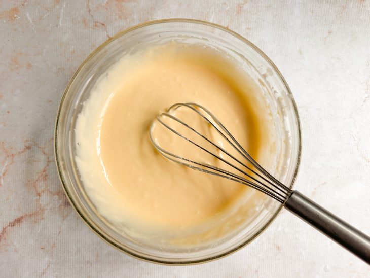 Mistura na tigela com a adição da farinha.