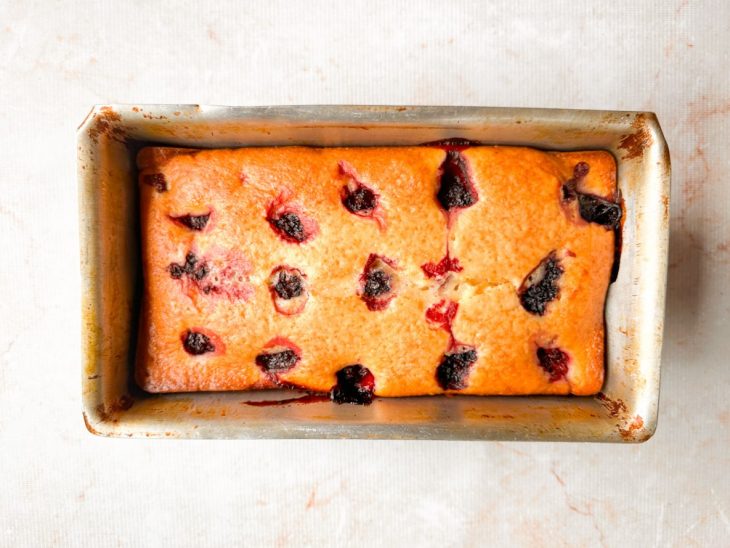 Bolo assado saído do forno.