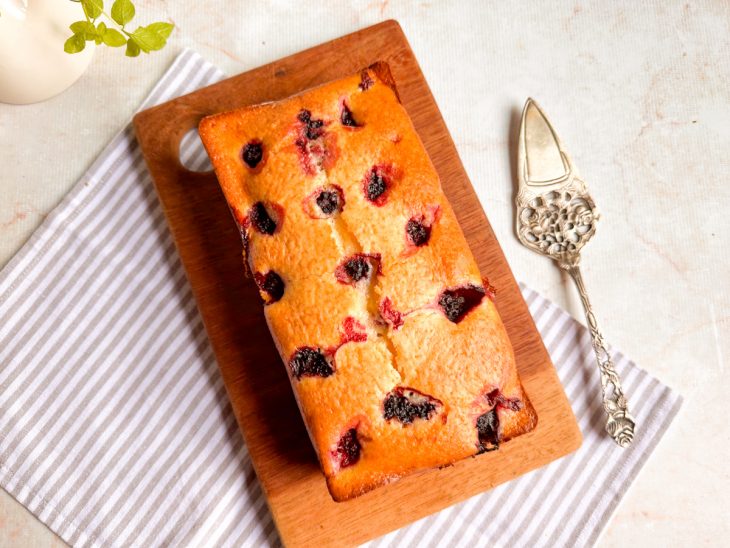 Bolo desenformado servido em tábua.