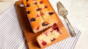Bolo de iogurte com amora