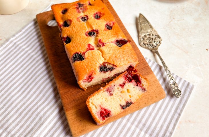 Bolo de iogurte com amora