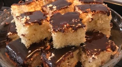 Bolo de iogurte com calda de chocolate