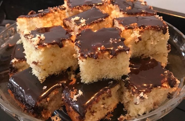 Bolo de iogurte com calda de chocolate