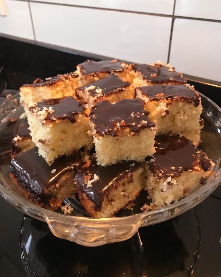 Bolo de iogurte com calda de chocolate