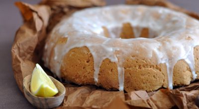 Bolo de iogurte com calda de limão