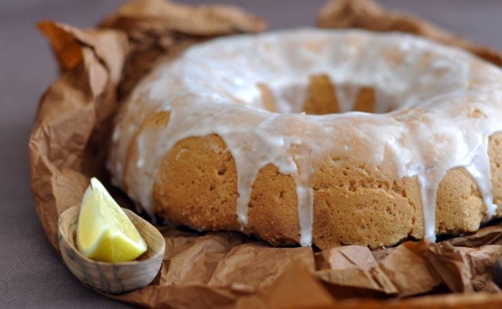 Bolo de iogurte com calda de limão