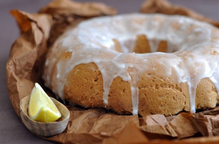 Bolo de iogurte com calda de limão