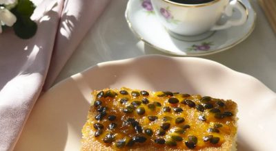 Bolo de iogurte com calda de maracujá