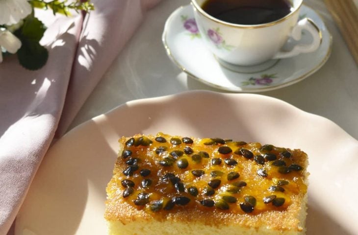 Bolo de iogurte com calda de maracujá