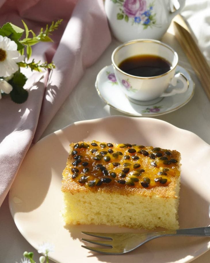 Bolo de iogurte com calda de maracujá