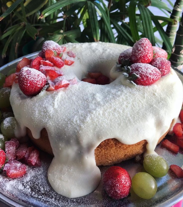 Bolo de iogurte com cobertura de Ninho e limão