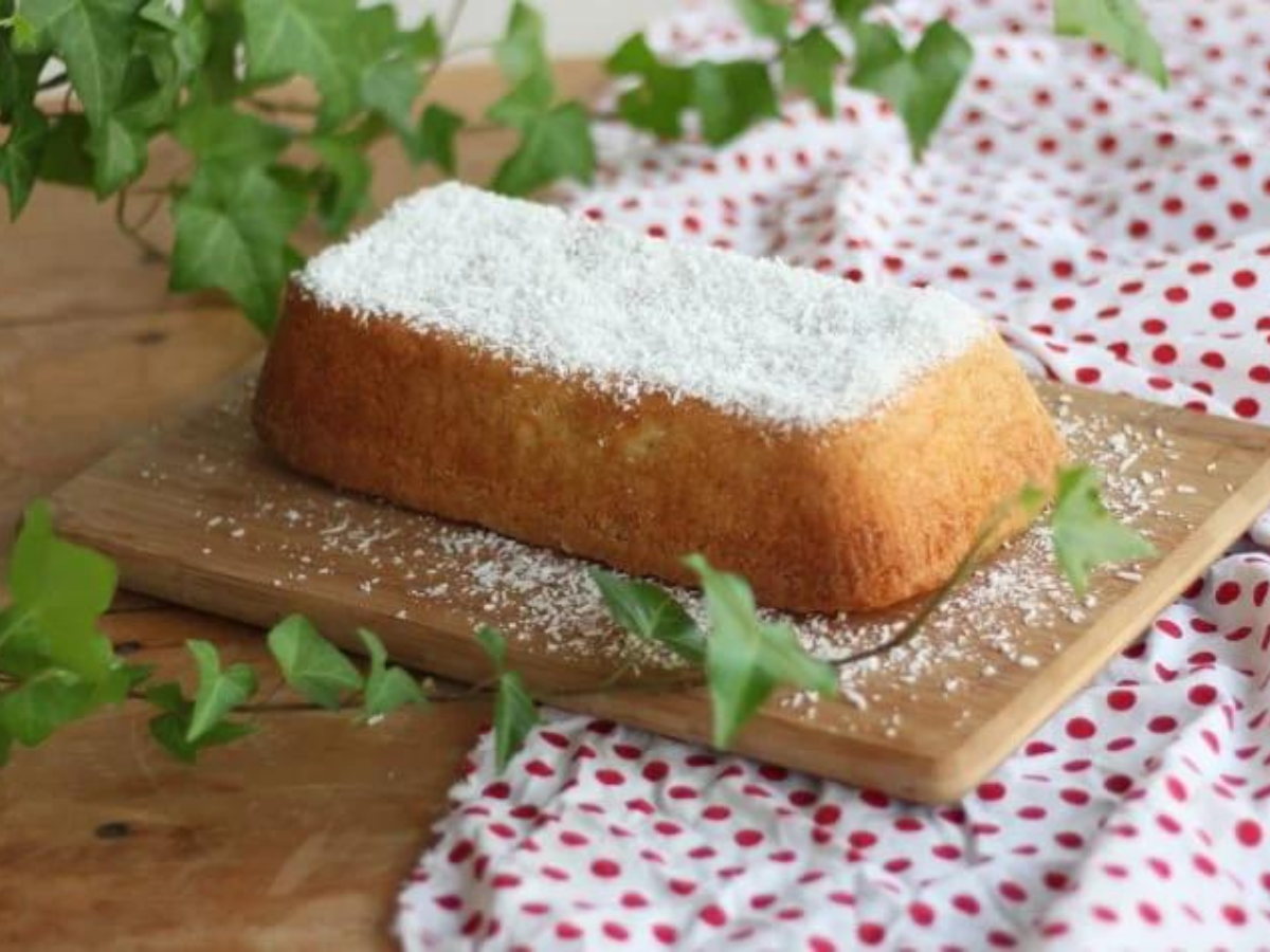 Bolo de coco com iogurte