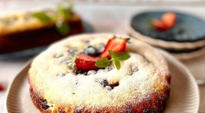 Bolo de iogurte com frutas vermelhas