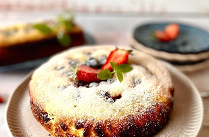 Bolo de iogurte com frutas vermelhas