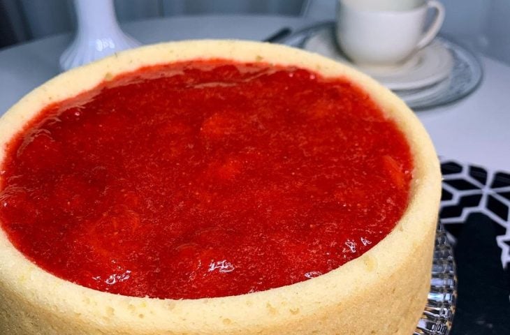 Bolo de iogurte com geleia de morango