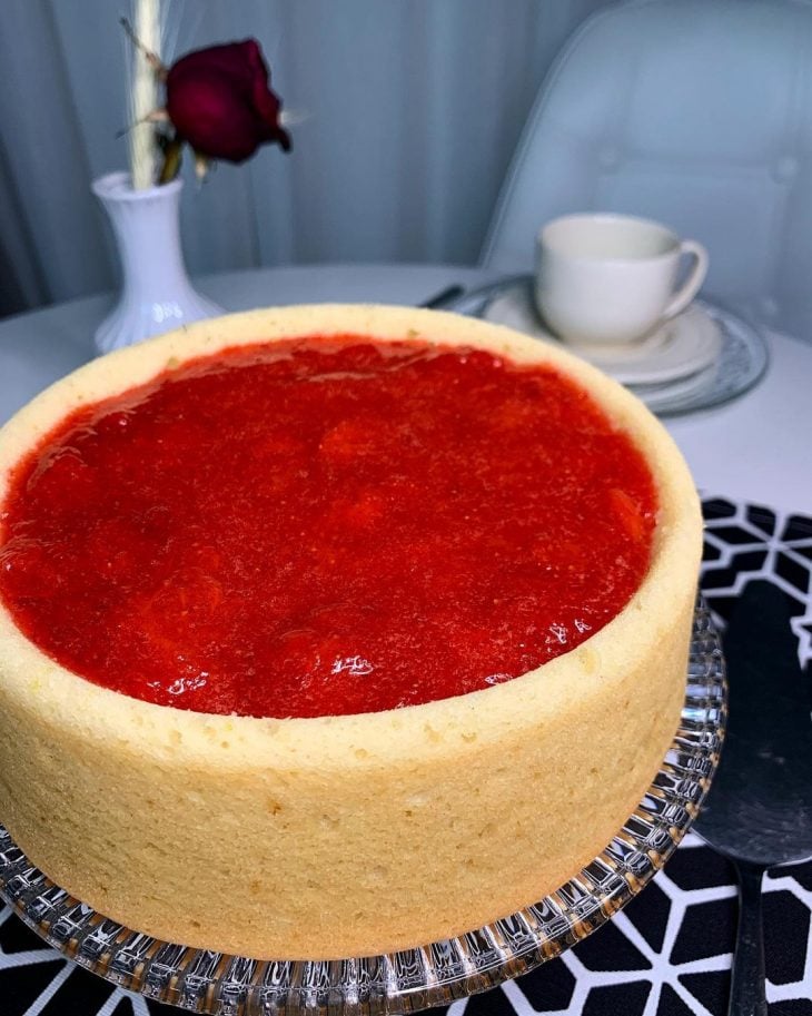 Bolo de iogurte com geleia de morango