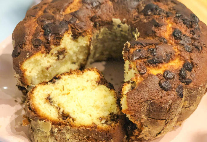 Bolo de iogurte com gotas de chocolate