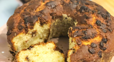 Bolo de iogurte com gotas de chocolate