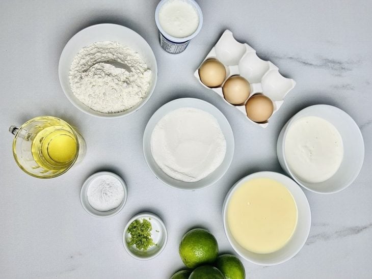 Ingredientes reunidos em uma bancada.
