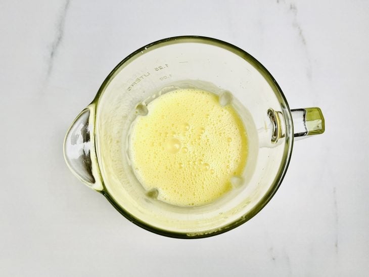 Ovos, iogurte, óleo, açúcar e raspas de limão misturados em um liquidificador.