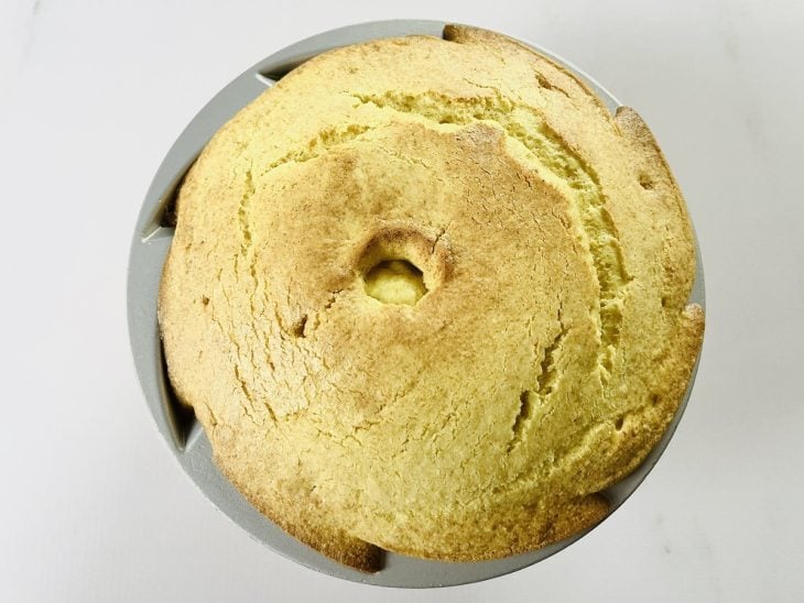 Bolo de iogurte assado na forma.