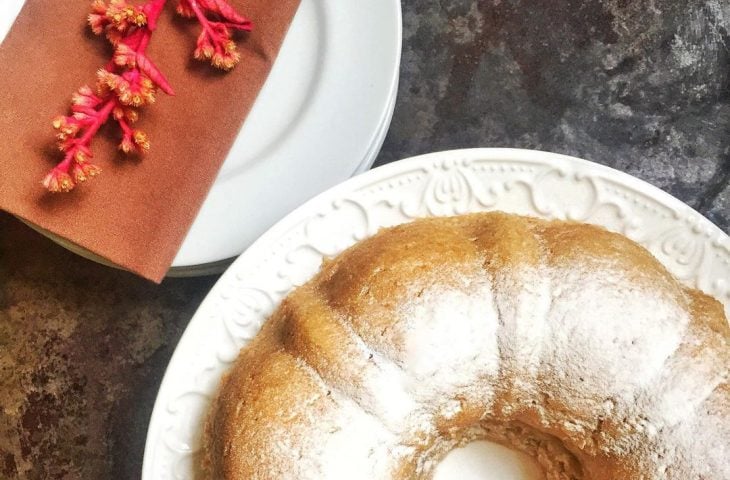 Bolo de iogurte com maçãs