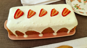 Bolo de iogurte com recheio de morango