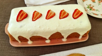 Bolo de iogurte com recheio de morango