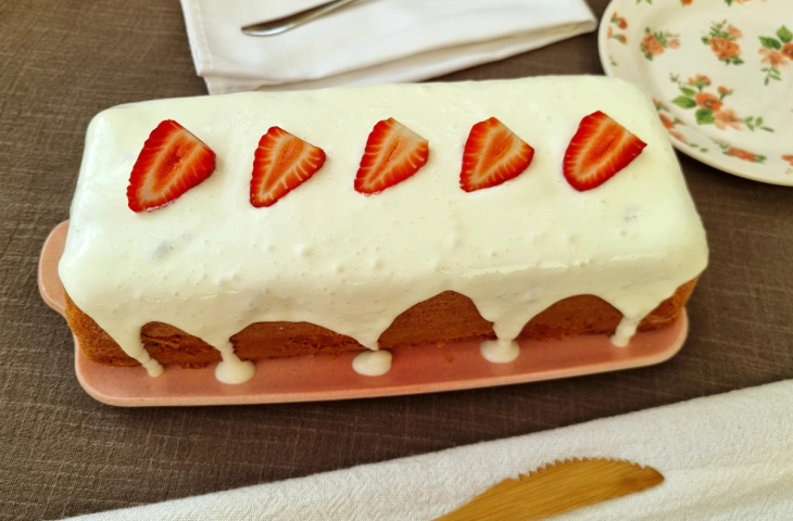 Bolo de iogurte com recheio de morango