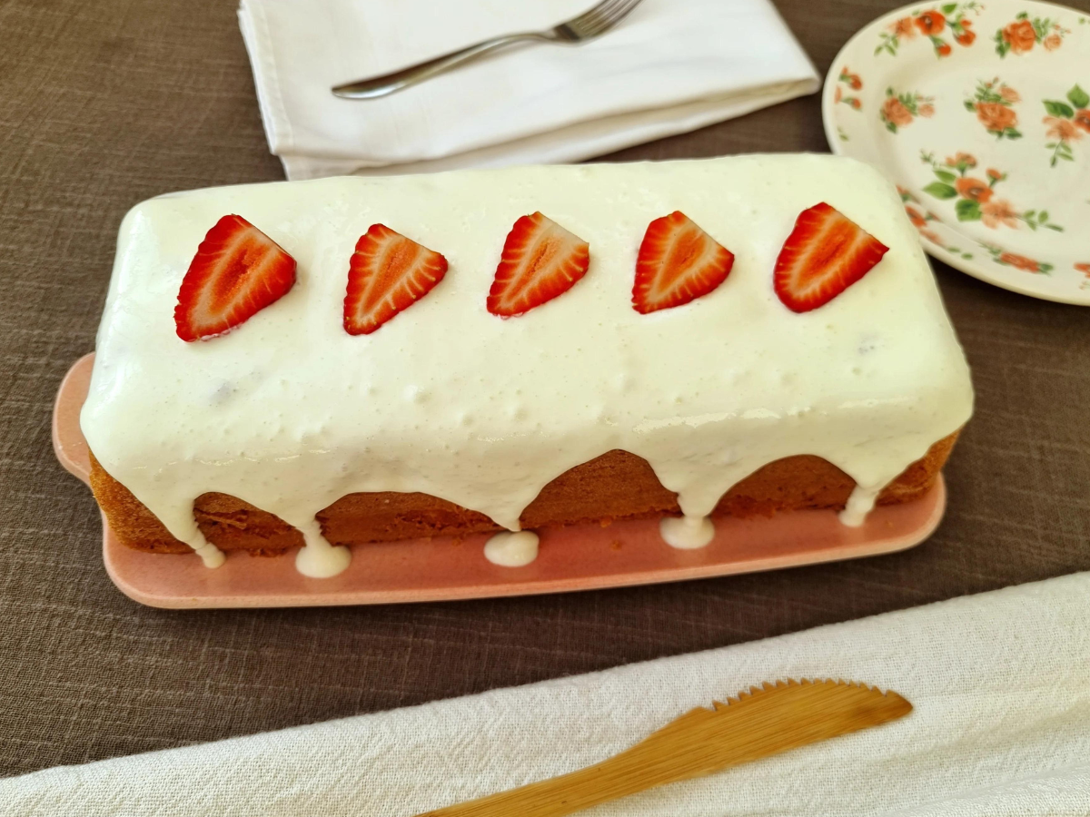 Bolo de iogurte com recheio de morango