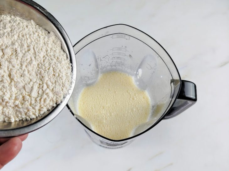 Farinha adicionada no liquidificador com os outros ingredientes da massa.