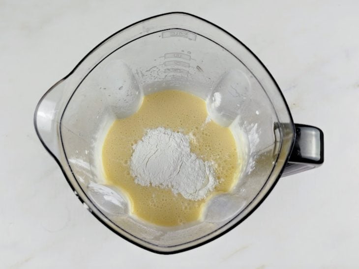 Fermento adicionado no liquidificador com a massa.