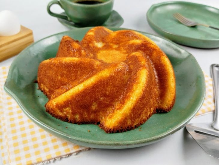 Um prato contendo bolo de iogurte de liquidificador.