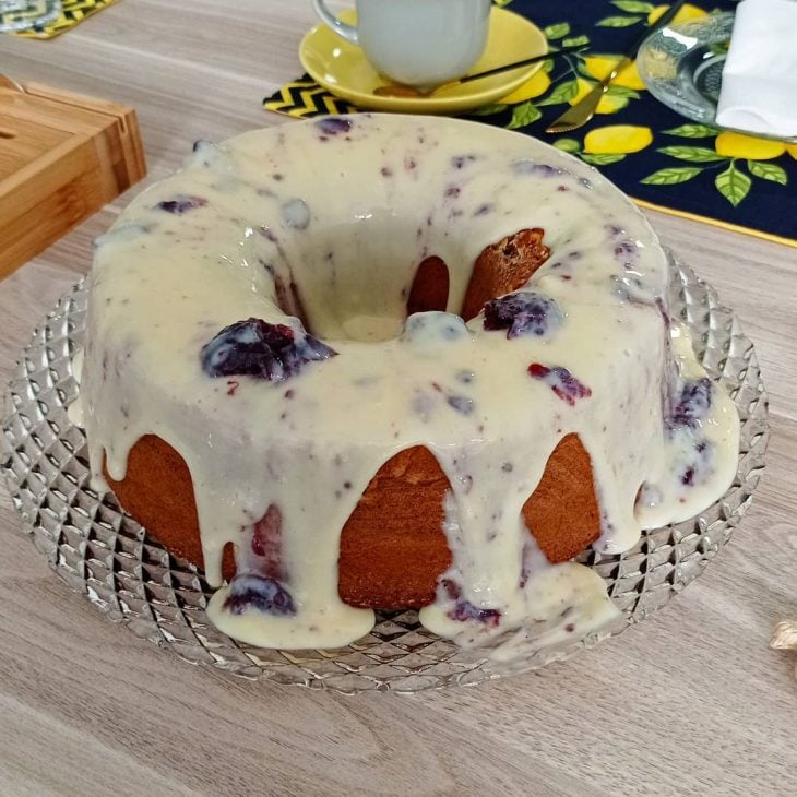 Bolo de iogurte de morango com granola