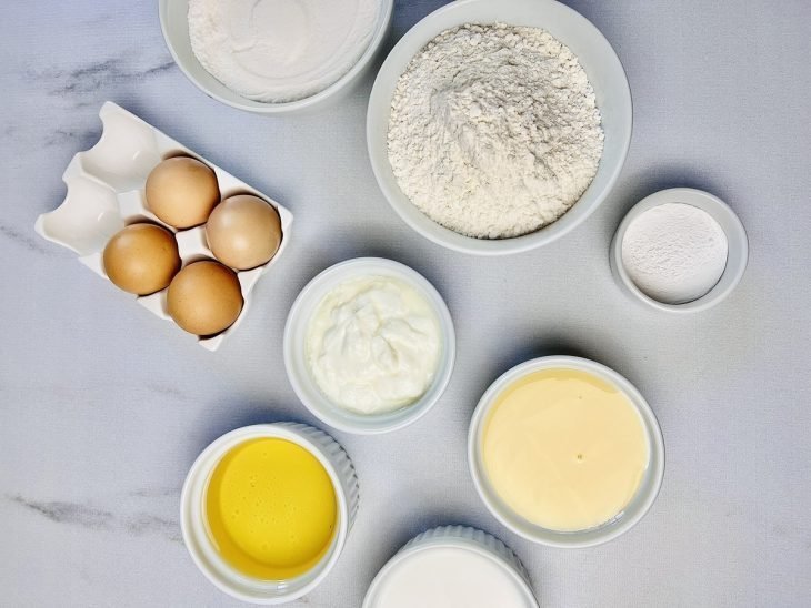 Ingredientes para o preparo da receita reunidos em uma bancada.