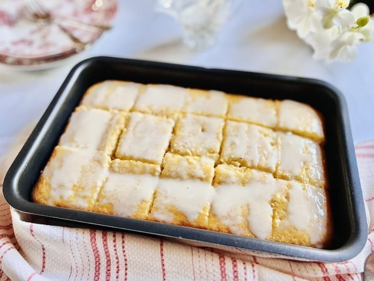 Bolo de iogurte fácil pronto para consumo.