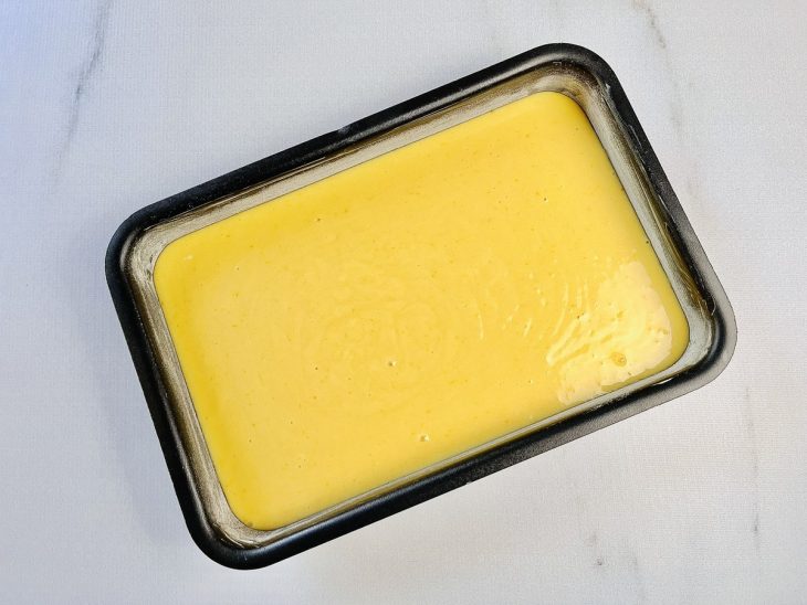 bolo de iogurte na assadeira preparando para assar